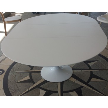 Re-edition Tulip table extendable up to 150 or 170 cm with aluminum base and top in black or white laminate