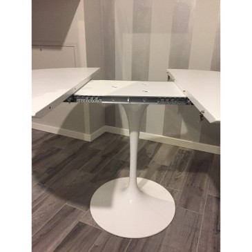 Reproduction of Saarinen Tulip table with round base and extendable top in white or black laminate