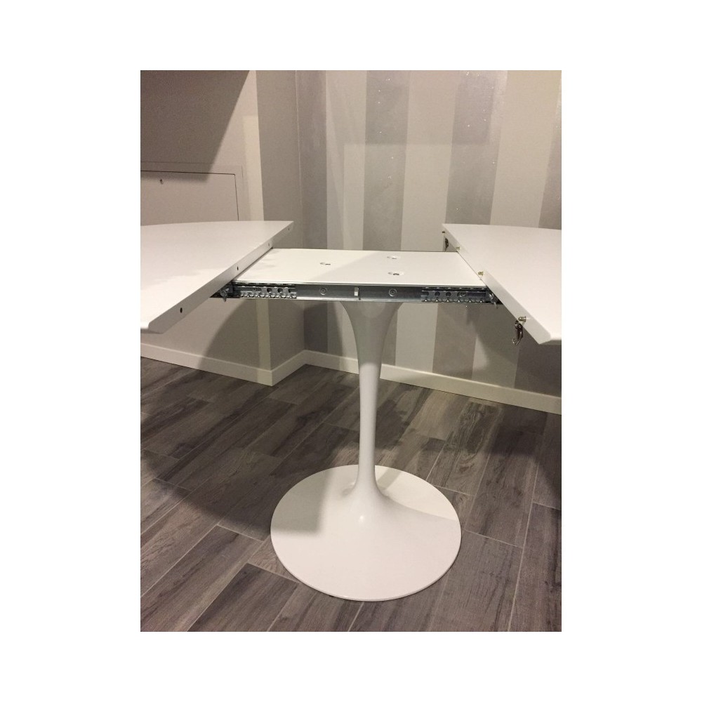 Reproduction of Saarinen Tulip table with round base and extendable top in white or black laminate